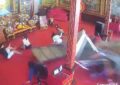 Horror en plena meditación: un conductor embistió un templo budista, atropelló a cinco personas y tres quedaron atrapadas debajo del auto