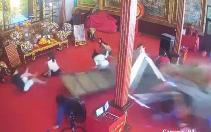 Horror en plena meditación: un conductor embistió un templo budista, atropelló a cinco personas y tres quedaron atrapadas debajo del auto