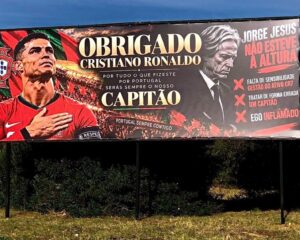 El escándalo entre Cristiano Ronaldo y Jorge Jesús llegó a las calles: Lisboa amaneció con carteles con duras críticas al DT de Portugal