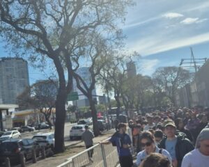 Otro papelón de la AFA: del milagro de comprar online a las colas eternas para retirar entradas para ver la Selección y reventa con custodia policial en otro estadio