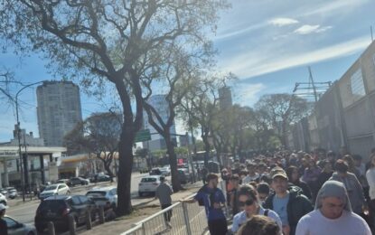 Otro papelón de la AFA: del milagro de comprar online a las colas eternas para retirar entradas para ver la Selección y reventa con custodia policial en otro estadio