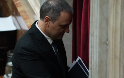 Manuel Adorni entregó las billeteras virtuales con las que buscó justificar su patrimonio y la justicia ordenó peritarlas