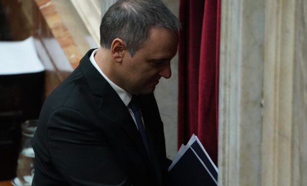 Manuel Adorni entregó las billeteras virtuales con las que buscó justificar su patrimonio y la justicia ordenó peritarlas