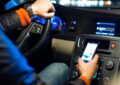 Francia quitará el permiso de conducir a quienes usen el celular mientras manejan: «El simple hecho de tener el teléfono en la mano conllevará la suspensión»