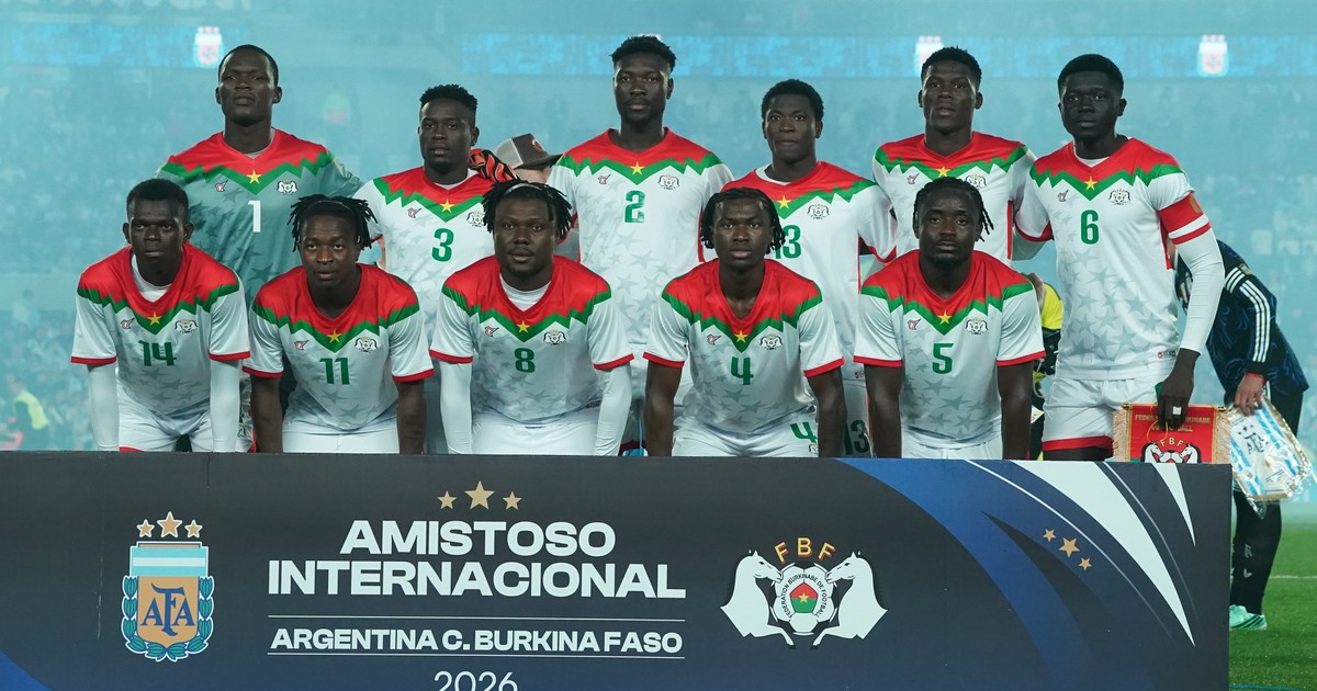 se-termino-la-odisea-de-burkina-faso:-tras-la-goleada-se-fueron-de-argentina-con-miles-de-fotos,-ovacion-de-los-hinchas-y-canje-de-camisetas
