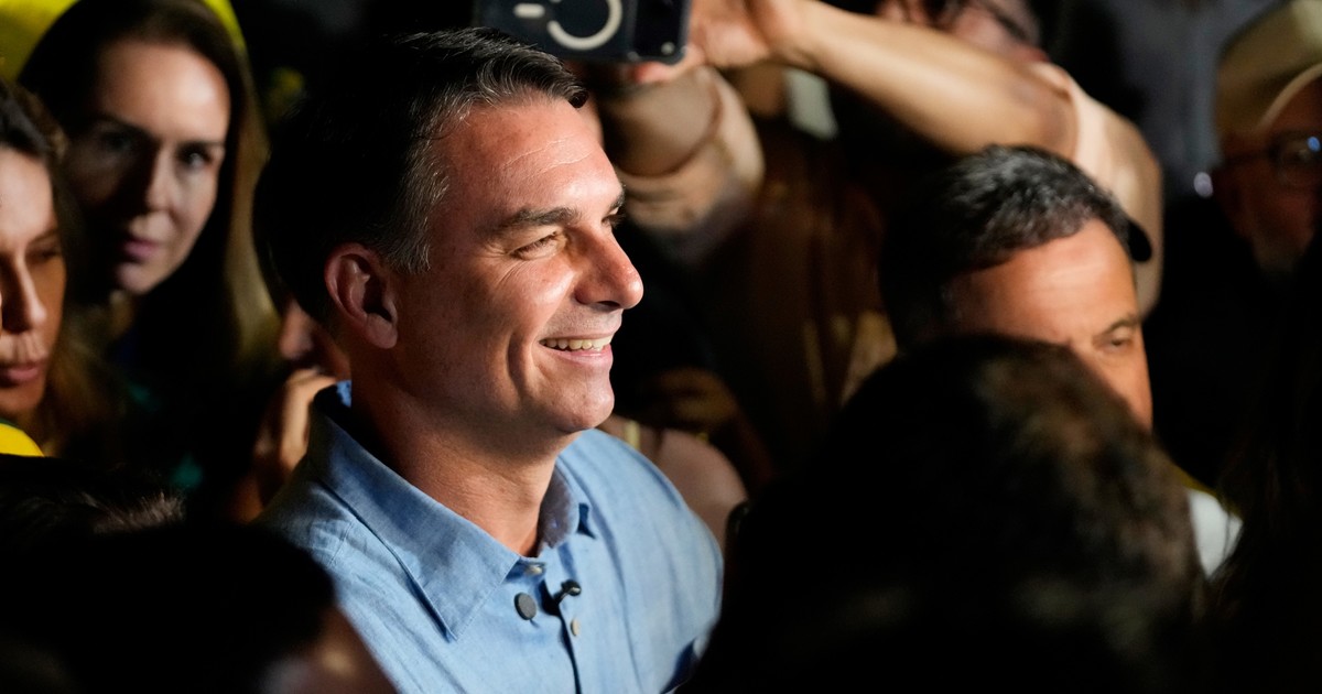 flavio-bolsonaro,-tras-ganar-en-primera-vuelta-ante-lula:-«brasil-quiere-un-cambio»