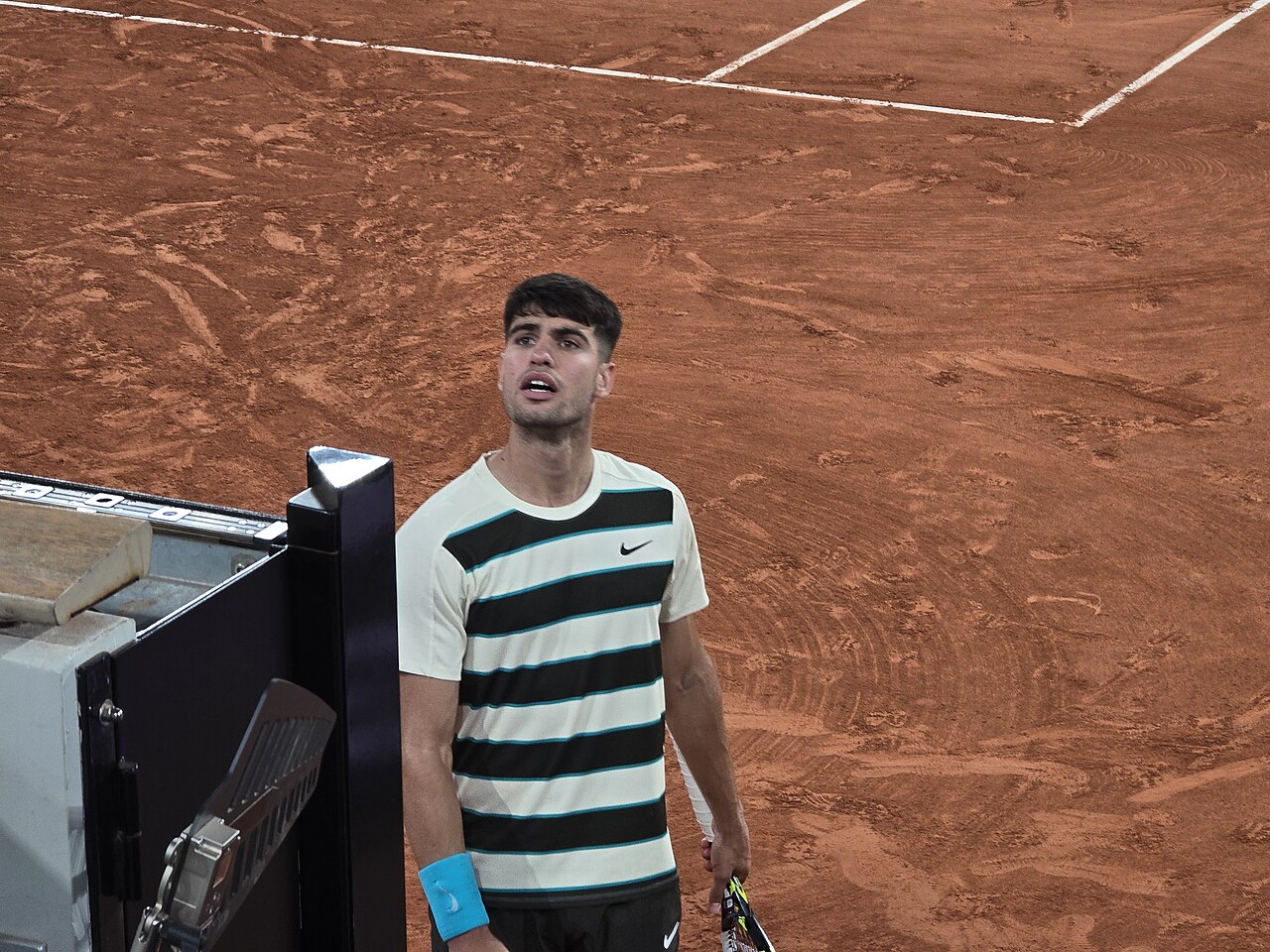 Carlos Alcaraz en una cancha de polvo de ladrillo