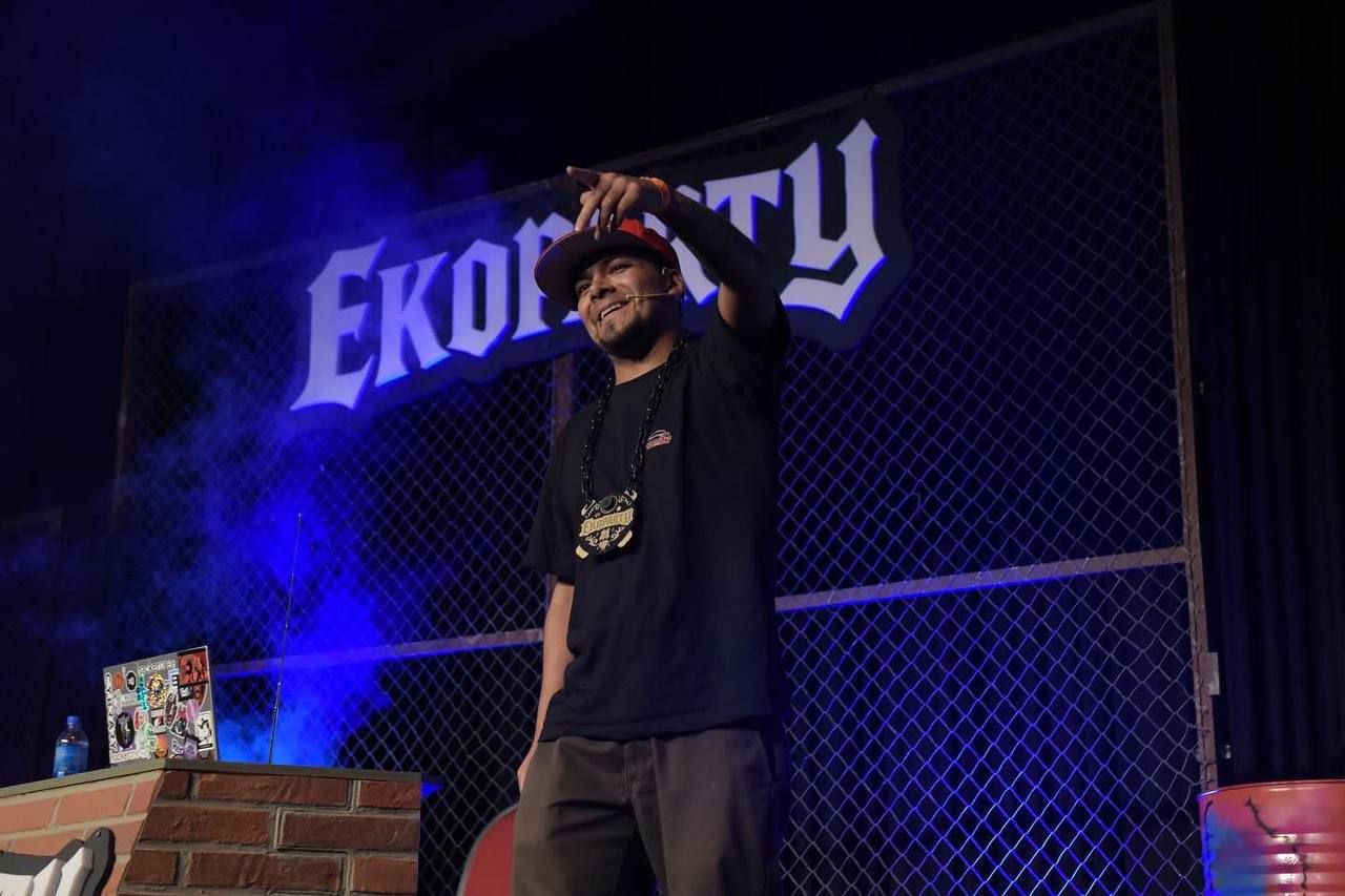Un expositor en el escenario de la Ekoparty con el logo del evento detrás