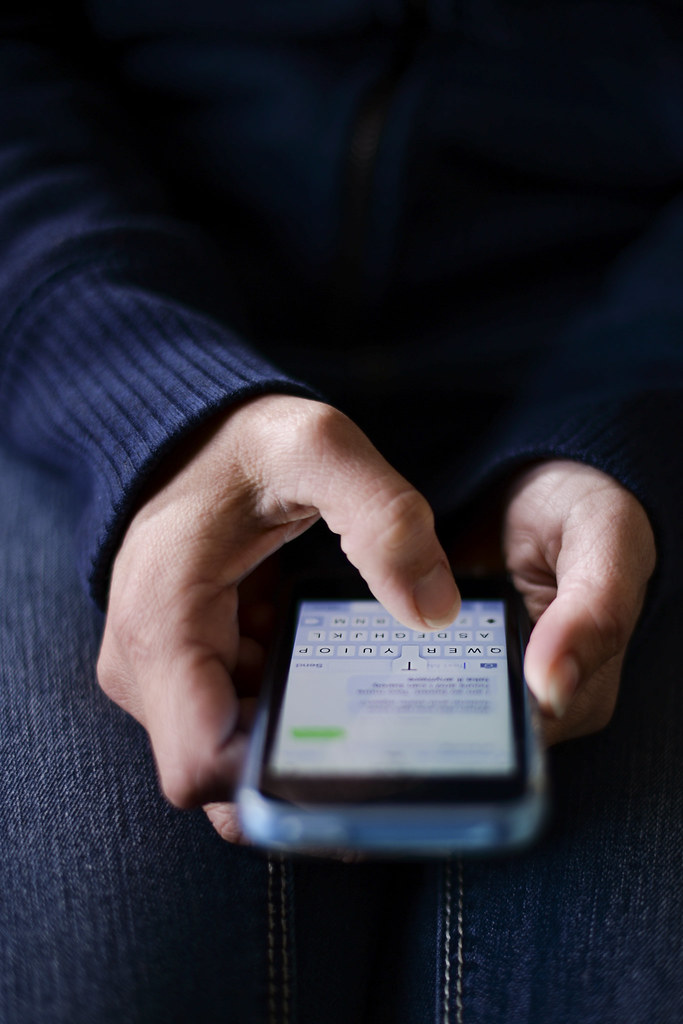 Dos manos sosteniendo un smartphone