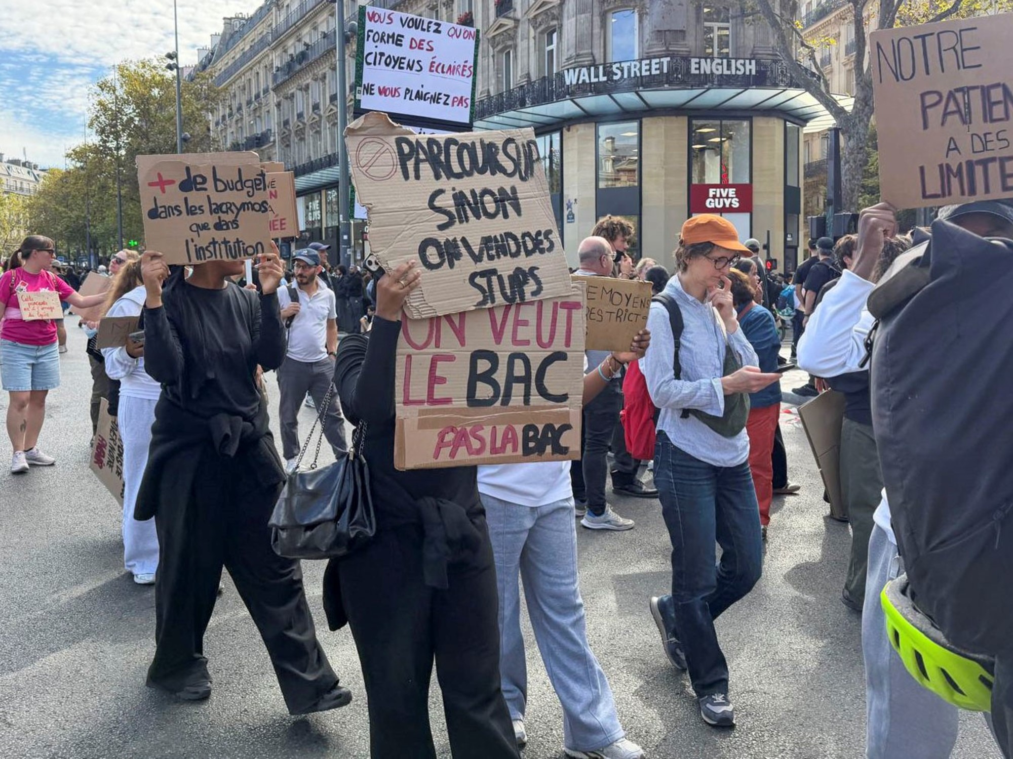 Miles de personas se manifestaron este martes en París en una jornada de reivindicación de mejoras en la educación y de convergencias de luchas contra los recortes en el sector público