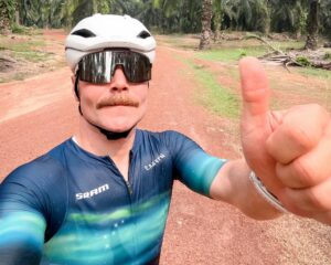 La travesía de Valtteri Bottas: viajó más de 400 kilómetros en bicicleta de Sepang a Singapur para correr en la Fórmula 1