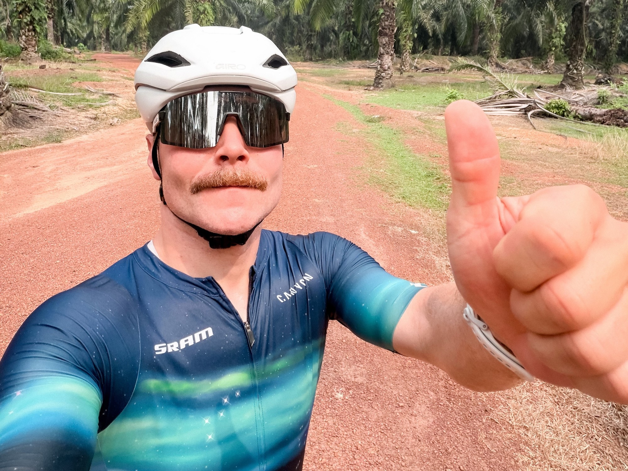 Bottas viajó por carreteras de tierra poco transitadas