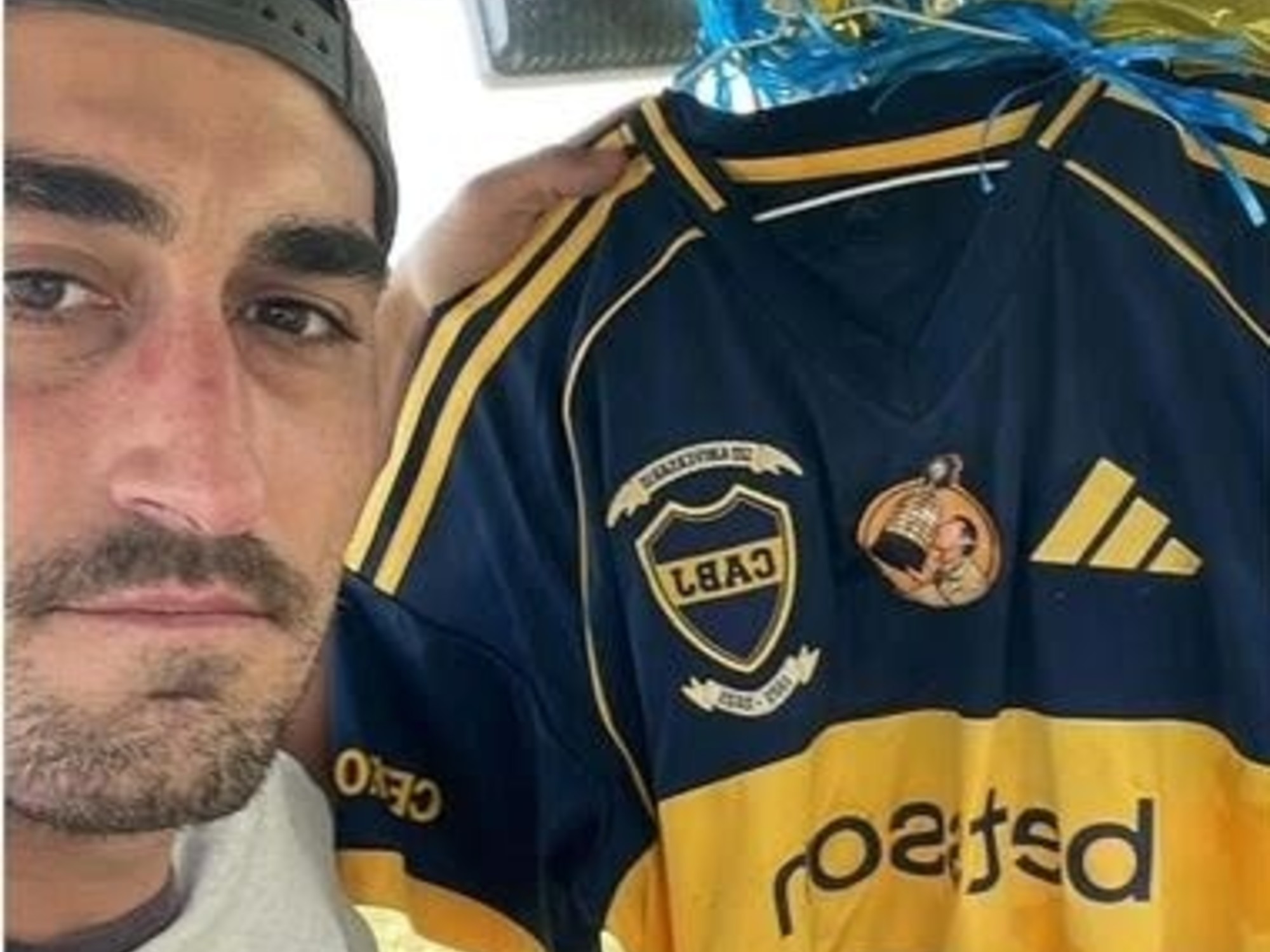 Agustín Eugui junto a la camiseta en homenaje a Russo el día que fue encontrada en Uruguay