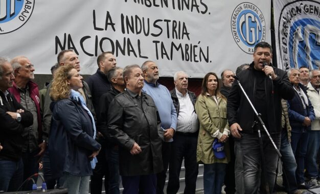 La CGT marchó por la crisis de la industria: pidió una mesa de diálogo, pero advirtió que “va a tronar el escarmiento”
