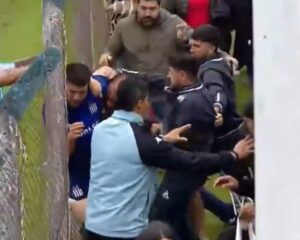 Batalla campal en la Reserva de Atlético Tucumán y Talleres: los hermanos Acosta, a las piñas con hinchas