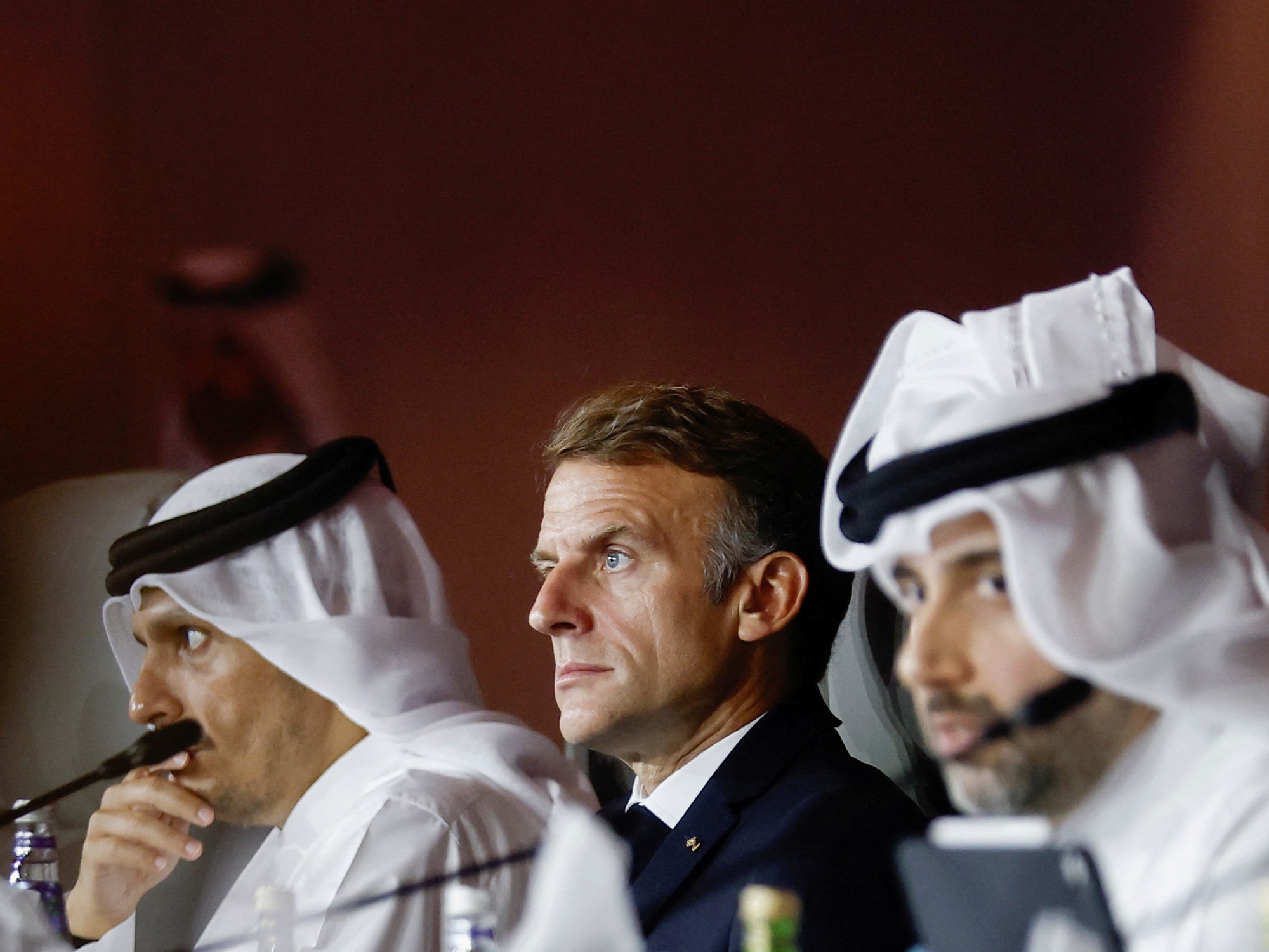 El presidente francés Emmanuel Macron en una cumbre en Doha con el primer ministro de Qatar Sheikh Mohammed bin Abdulrahman Al Thani