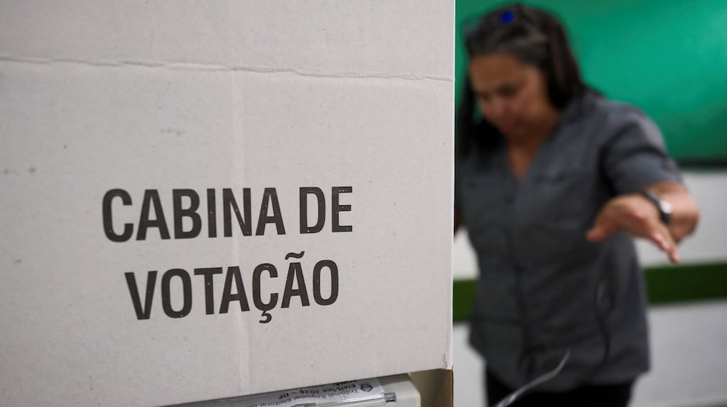 Una de las cabinas de votación electrónica que se usarán este domingo en Brasil