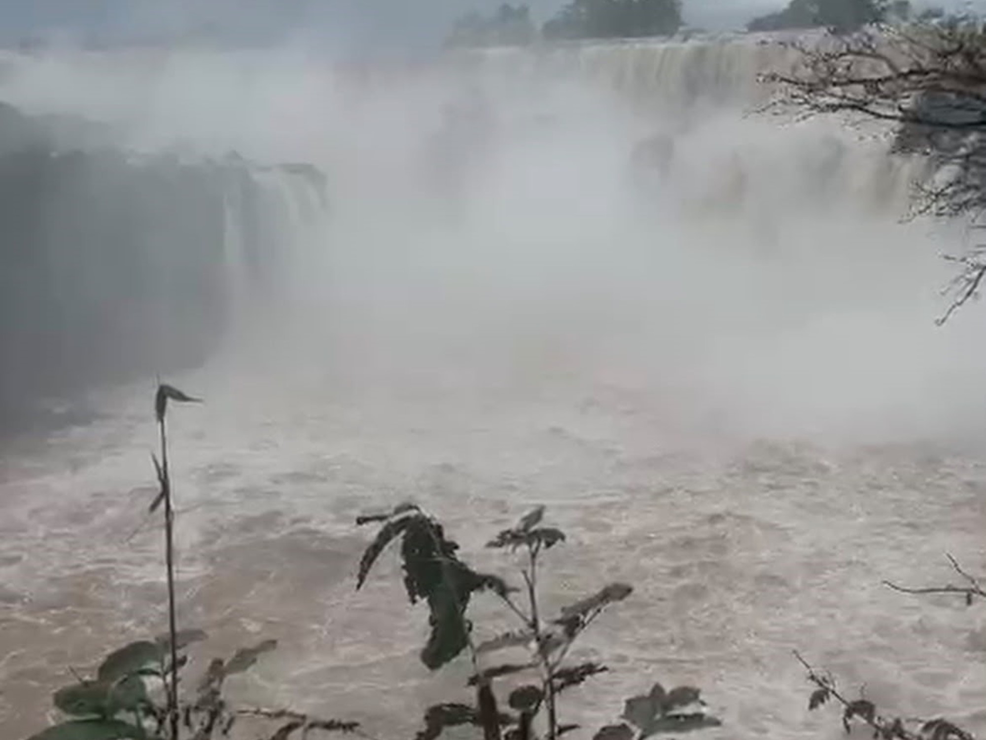 El caudal de las Cataratas del Iguazú creció por las intensas lluvias en la región