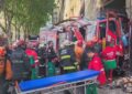Un camión de bomberos chocó con un colectivo y terminó contra la excárcel de Caseros: diez heridos