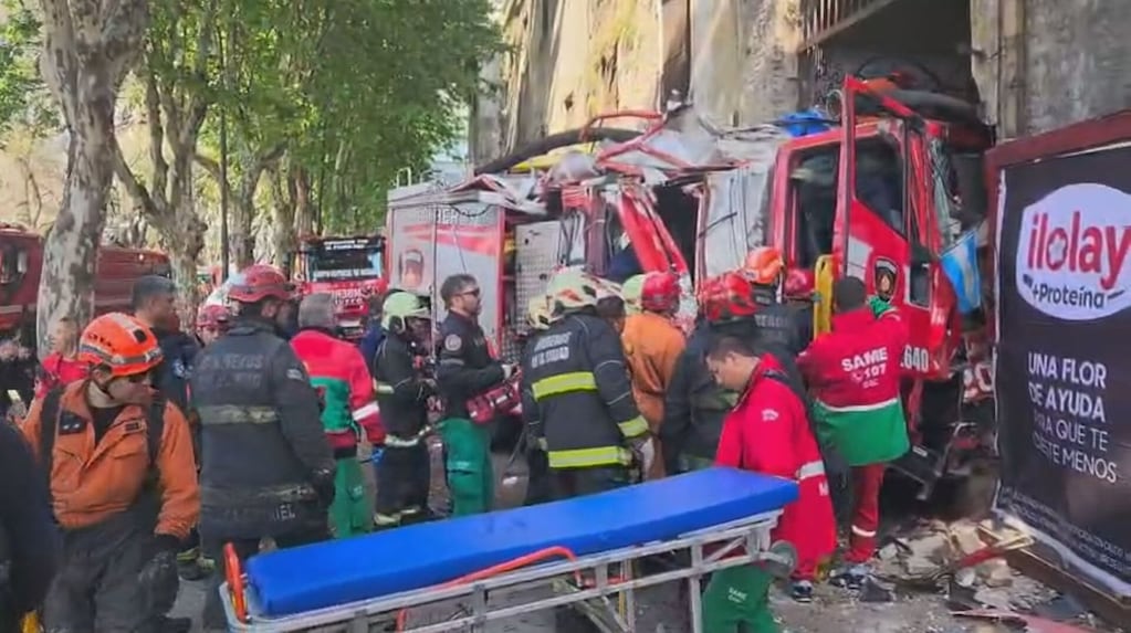 El camión de bomberos terminó contra la excárcel de Caseros, en Parque Patricios