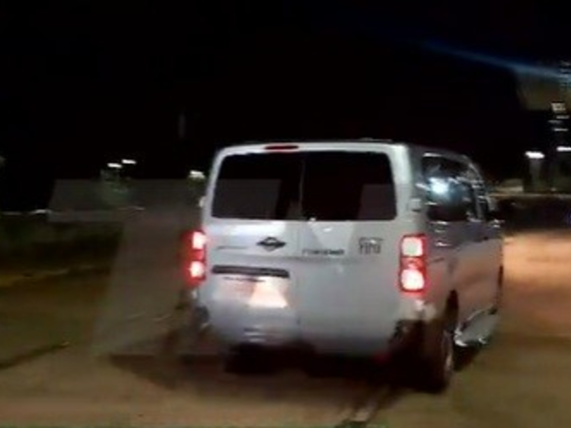 Una de las combis que llegaron desde Brasil al aeropuerto de Puerto Iguazú.