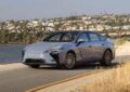 Lexus lanzó en la Argentina la octava generación del sedán ES, en versiones híbrida y eléctrica