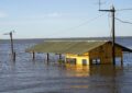 La crecida del Paraná rompió un terraplén en Paso de la Patria y el agua avanzó sobre tres barrios