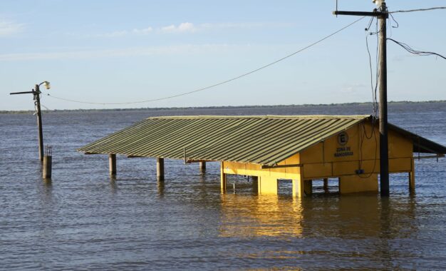 La crecida del Paraná rompió un terraplén en Paso de la Patria y el agua avanzó sobre tres barrios
