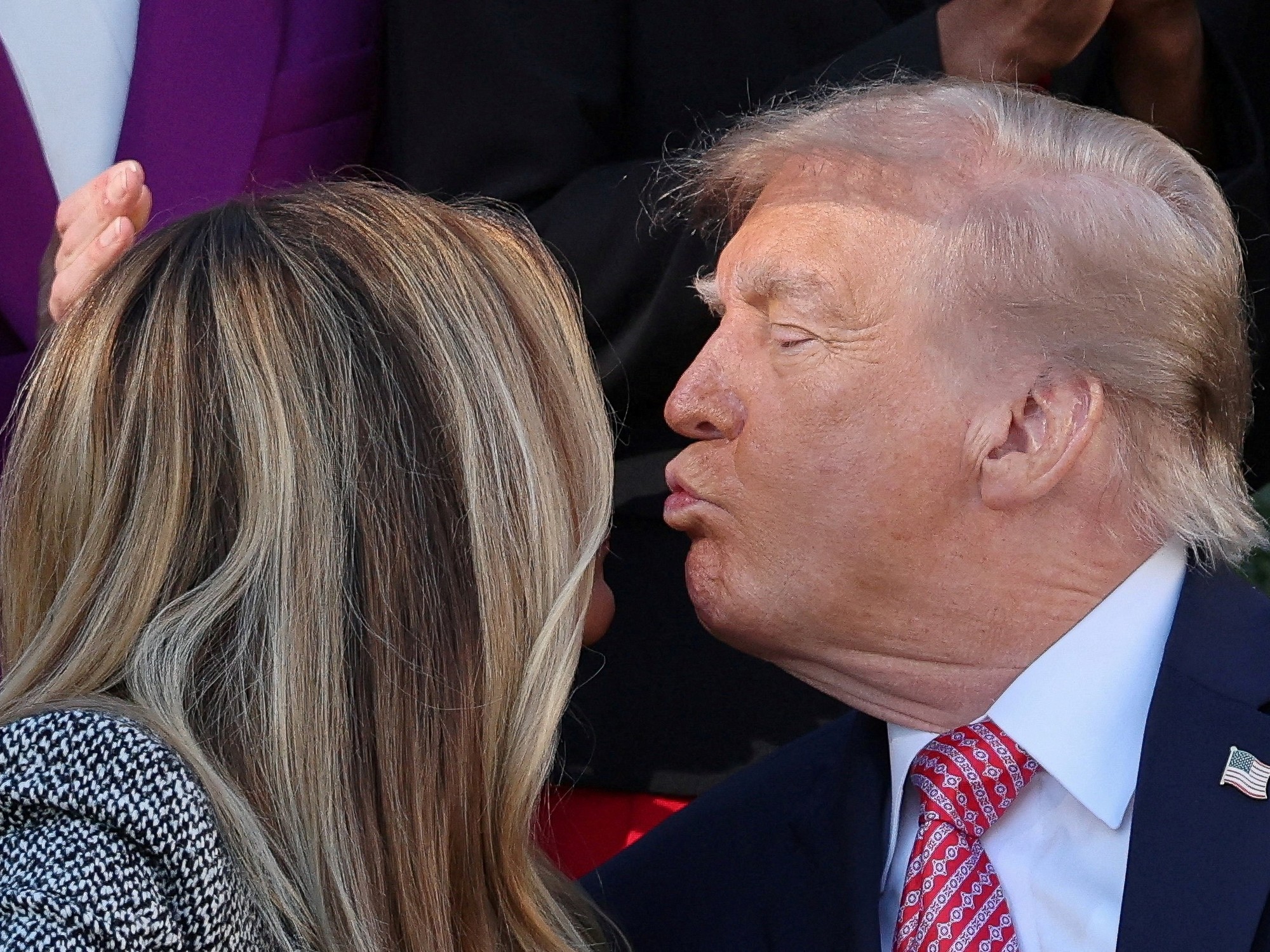 Donald Trump besa a su esposa, Melania Trump
