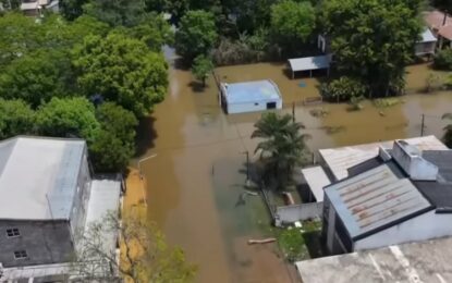 Inundaciones en Corrientes: el Paraná desbordó la costanera de Paso de la Patria y un adolescente está grave tras ser mordido por una cascabel