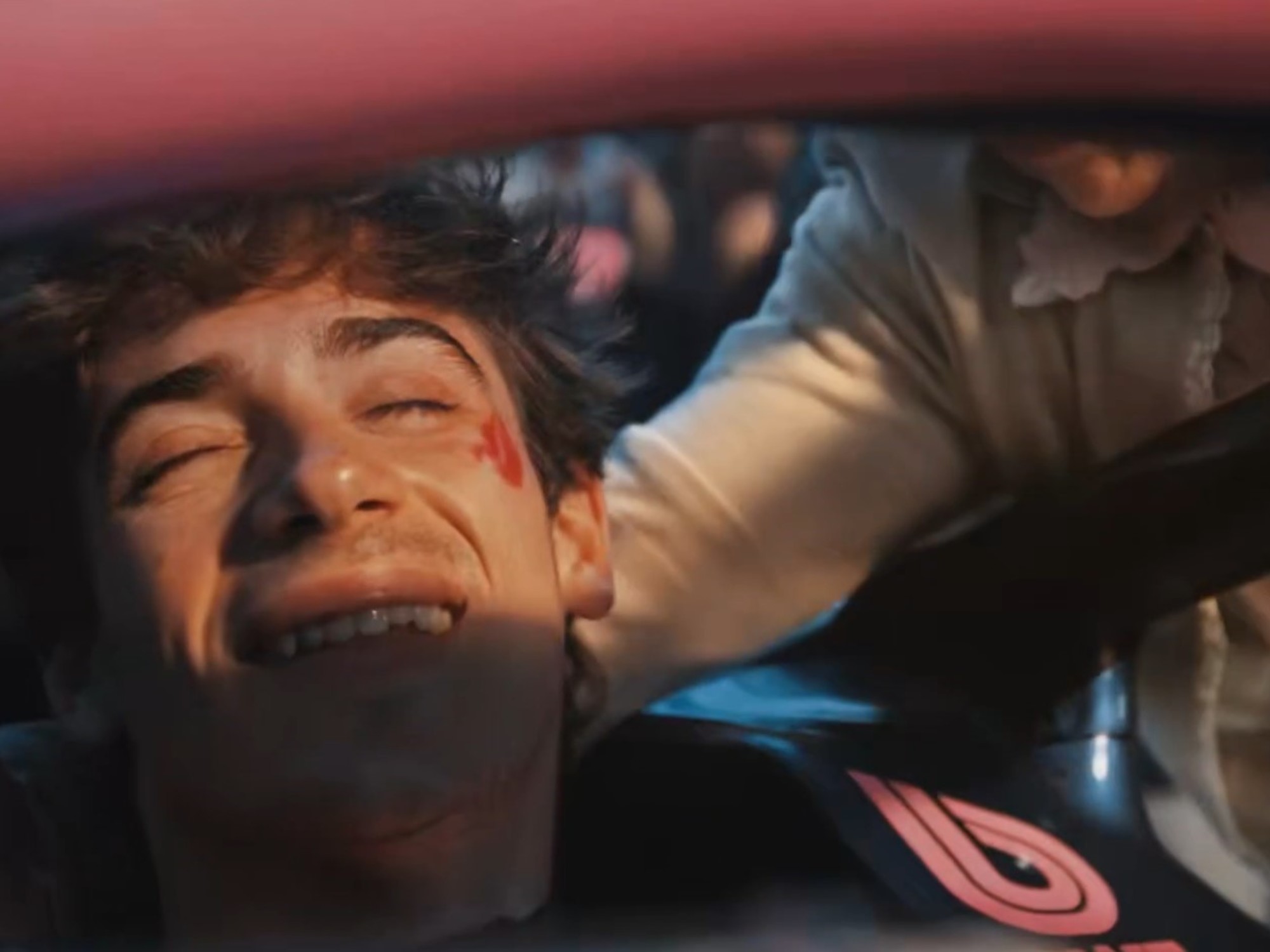 Franco Colapinto en una escena de la publicidad.