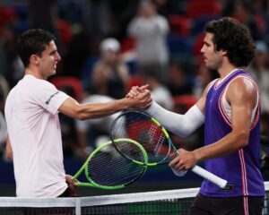 Alcaraz fue demasiado para Juan Manuel Cerúndolo, que quedó eliminado en Shanghái