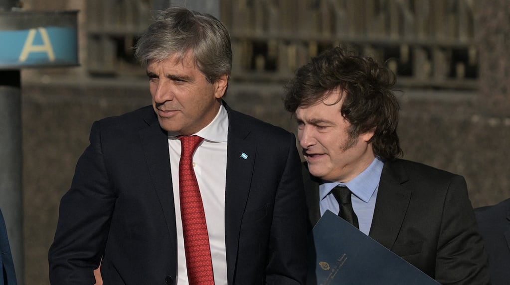 El ministro de Economía, Luis Caputo, junto con el presidente Javier Milei