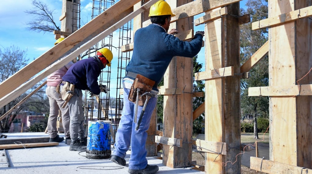 La construcción retrocedió un 4,4% interanual en agosto, aunque logró un alza del 0,4% con respecto a julio