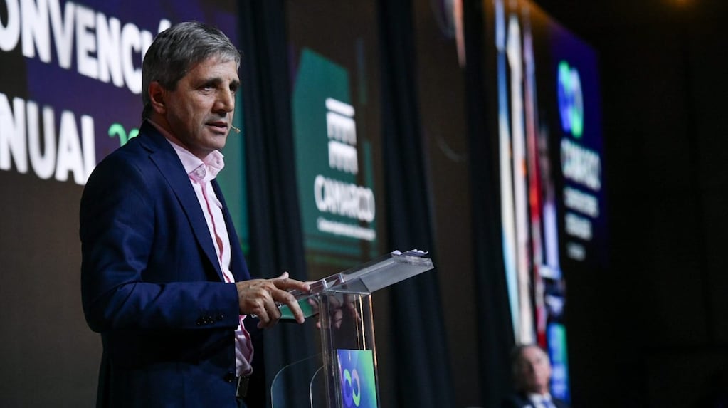 El ministro de Economía, Luis Caputo, mantiene el ancla fiscal como eje de su gestión