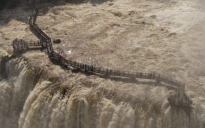 El caudal de las Cataratas del Iguazú se triplicó en menos de 48 horas y cerraron el Parque Nacional