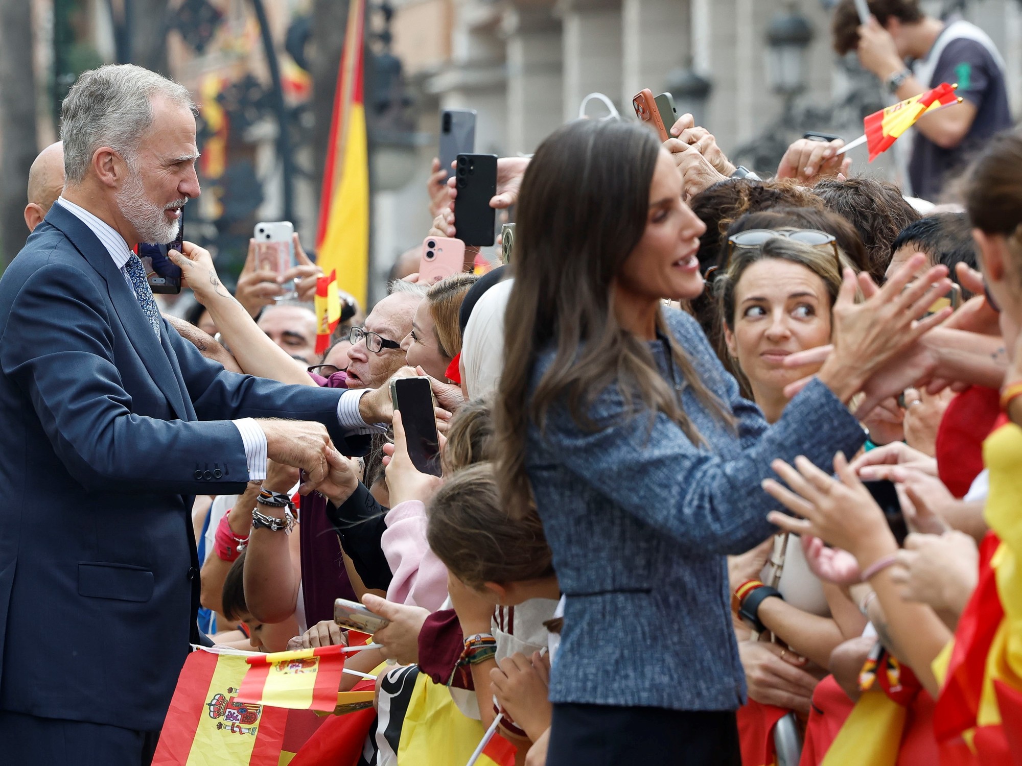El rey Felipe VI y la reina Letizia saludan a la multitud en el Ayuntamiento de Ceuta