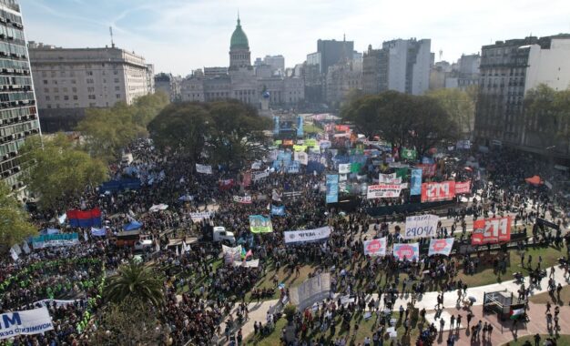 El Gobierno descontará el día a los estatales que adhieran al paro de ATE y negocia con las universidades