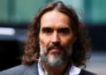 Comenzó el juicio a Russell Brand por abuso sexual: la fiscal lo definió como “despiadado, calculador y voraz”