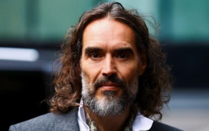 Comenzó el juicio a Russell Brand por abuso sexual: la fiscal lo definió como “despiadado, calculador y voraz”