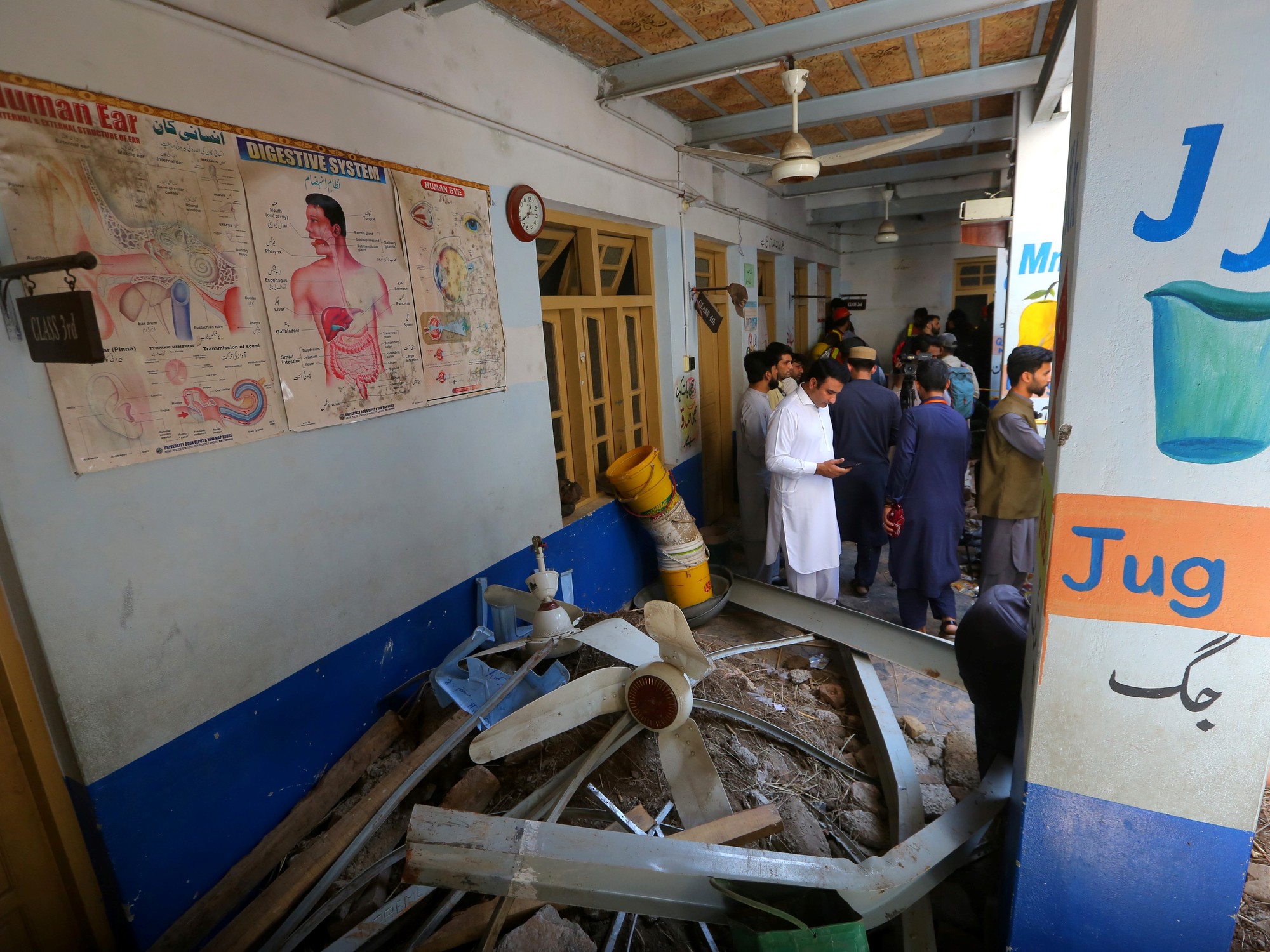 Escombros tras el derrumbe en una escuela que mató a 34 chicos y una maestra en Pakistán