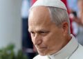 El Papa recibió el alta, salió caminando del Gemelli y su cirujano dijo que «no hay motivos» para suspender el viaje a la Argentina
