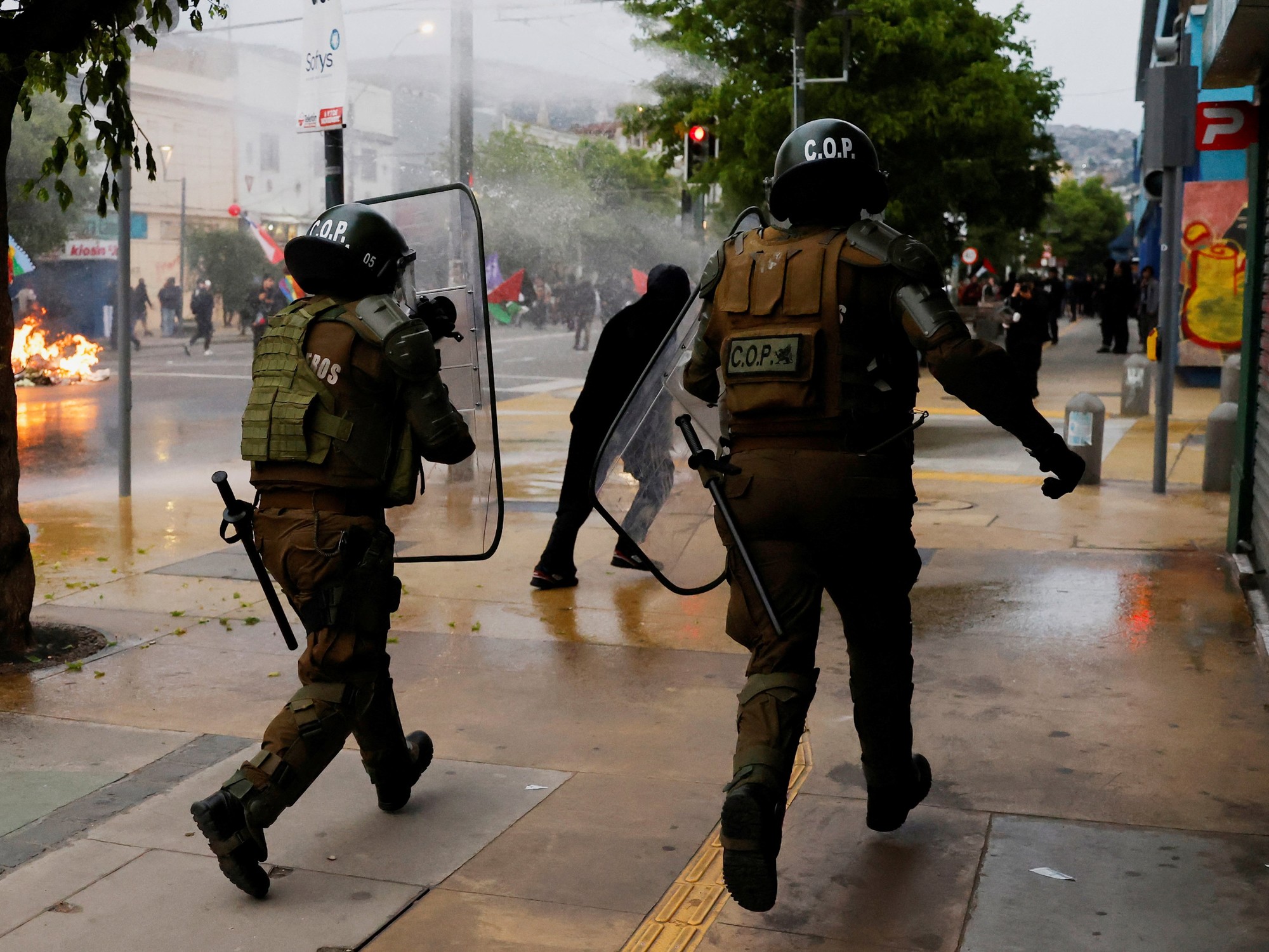 La policía antidisturbios, en medio de enfrentamientos con manifestantes en Santiago de Chile