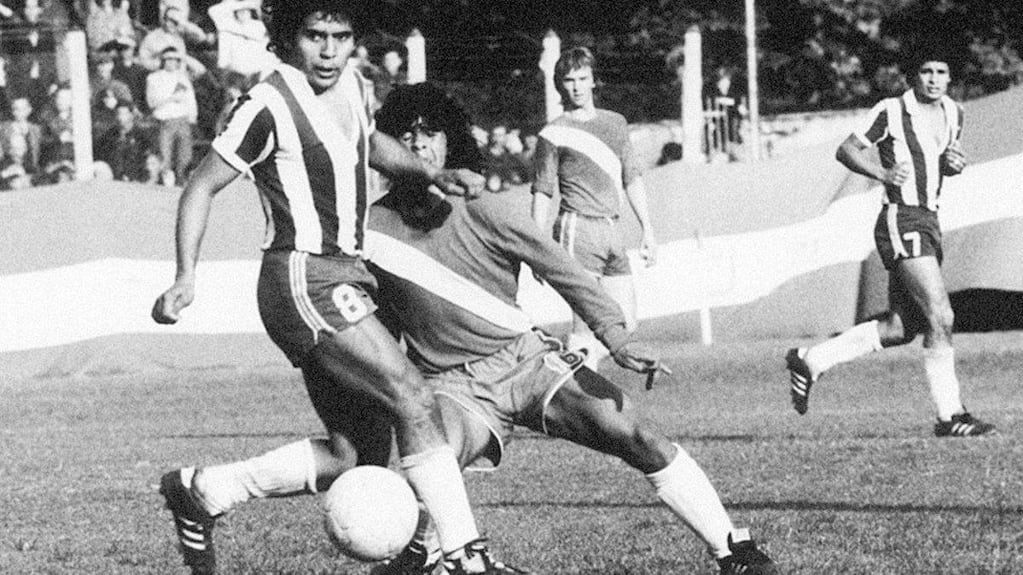 El caño de Maradona a Cabrera, en su primera jugada en Primera, quedó en la historia