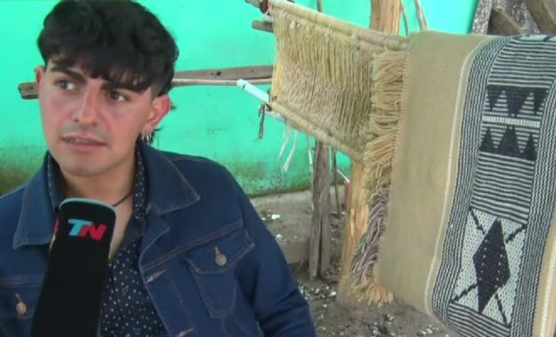 Un artesano cordobés tejió durante ocho meses un poncho para regalarle al papa León XIV