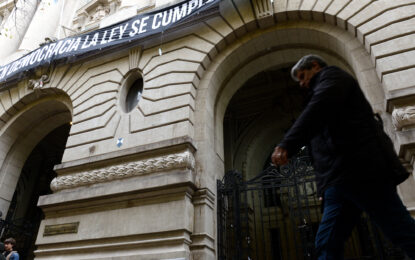 El Colegio Nacional de Buenos Aires prohibió el uso de celulares en las aulas