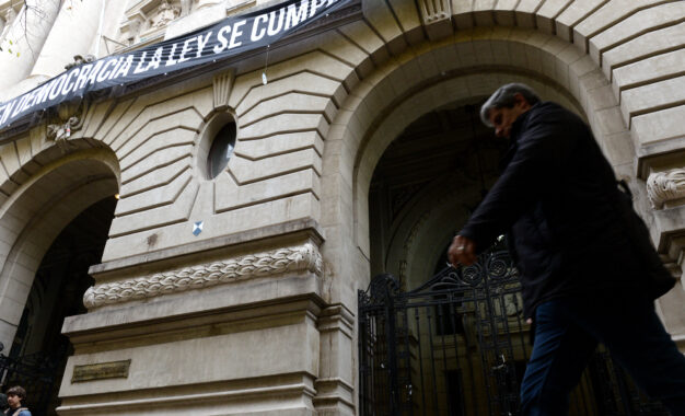 El Colegio Nacional de Buenos Aires prohibió el uso de celulares en las aulas