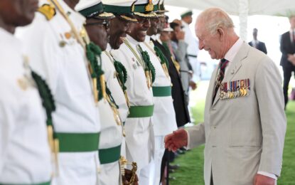 Carlos III inició una gira por el Caribe atravesada por reclamos sobre la esclavitud