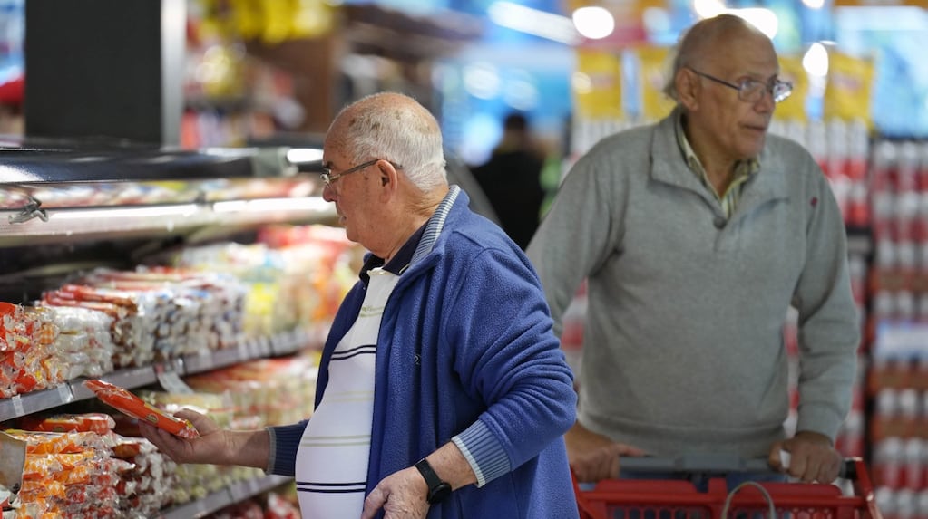 Jubilaciones, AUH y otras asignaciones: cuánto aumentarán en noviembre, tras el dato de inflación del Indec