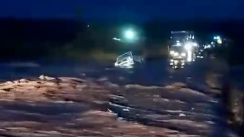 Temporal en Vaca Muerta: la correntada arrastró camionetas petroleras y la Ruta 5 quedó intransitable